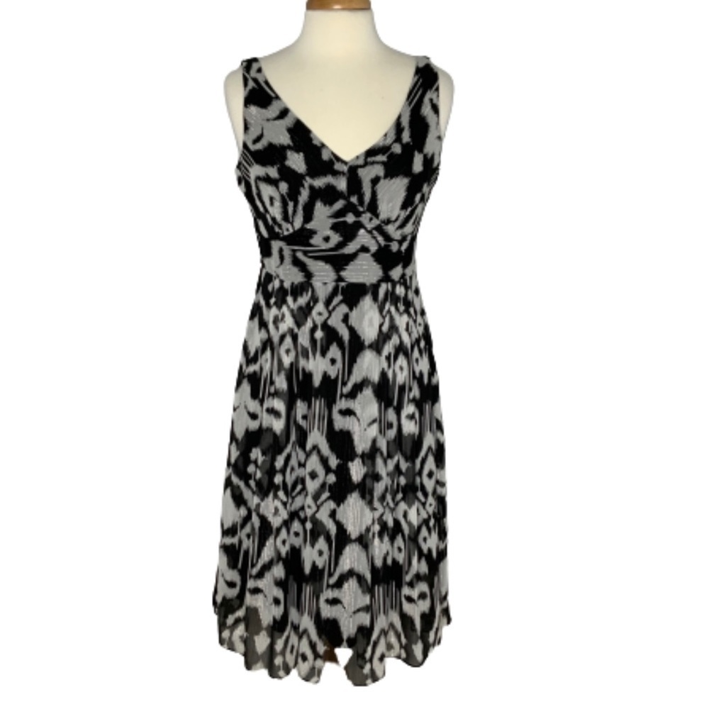 R & M Richards Black & Silver Metallic V Neck Sleeveless Dress 8